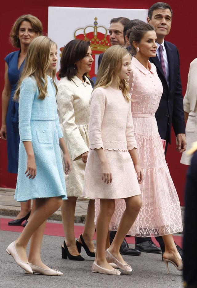 西班牙王后罕见扎丸子头穿粉纱裙，哪像47岁！两公主首烫卷发美翻