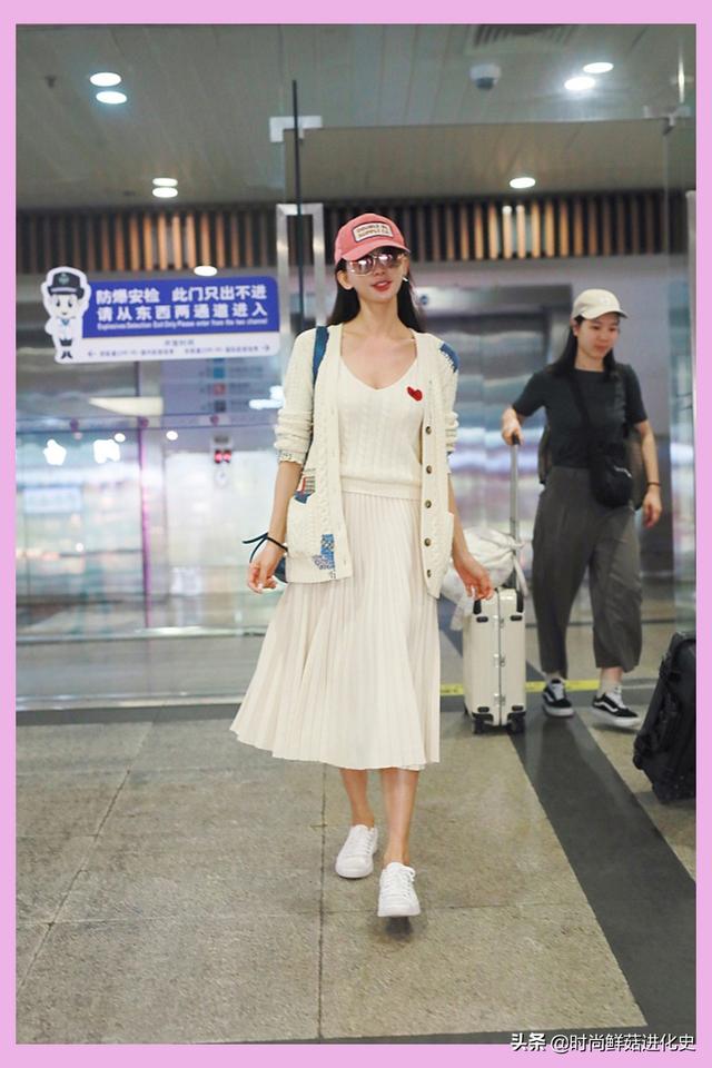 45岁林志玲机场状态好！粉帽子桃心上衣，步态轻盈完全不像孕妈妈