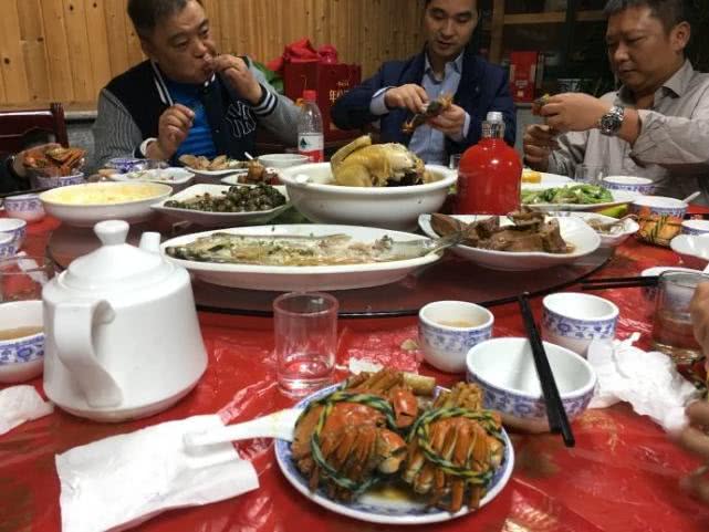 「敬师者也」公司聚餐，老板让所有员工都喝酒，新员工以茶代酒却被开除