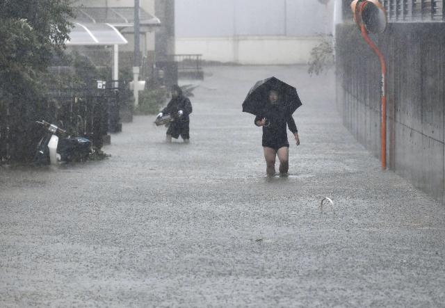 超强台风“海贝思”登陆..，酿1死51伤东京近6万户停电！