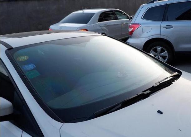 [台州卡迪汽车]冷知识汽车玻璃上的黑点到底是干嘛用的