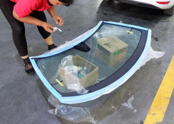 [台州卡迪汽车]冷知识汽车玻璃上的黑点到底是干嘛用的