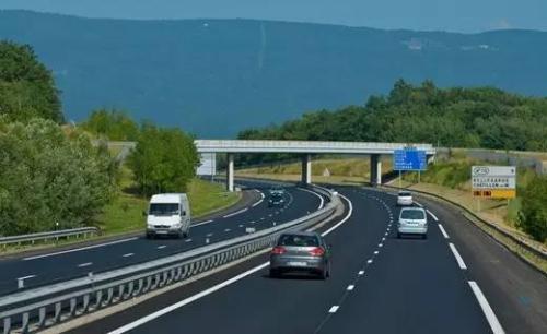 头馒小■高速偶碰“虐他心理严重的奇葩司机”真是害人害己！