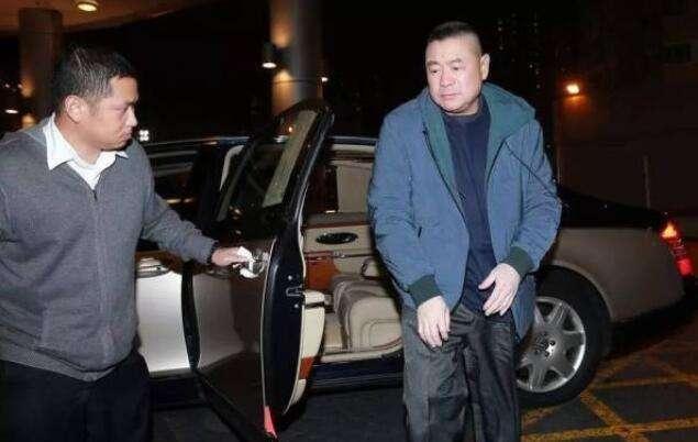 「醉爱聊汽车」他有钱任性，一条裤子26万，名下保姆车很拉风，车牌含义人人懂