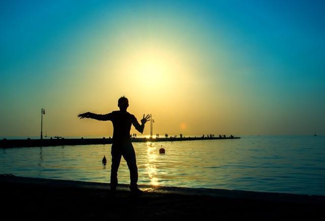 「邂逅情感」恋爱中有种常见的错误归因就是，你以为你喜欢上对方，真实如此？