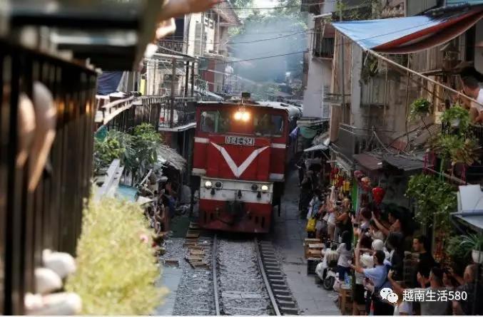 近看火车太危险，越南河内决心整治「火车街道」