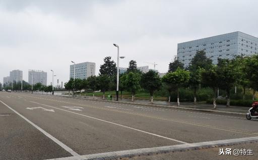 #老蒋书房#妻子送侄儿去大学报到，儿子在清华读研，独自归家