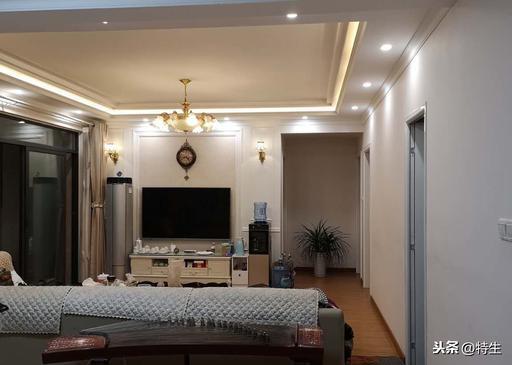 #老蒋书房#妻子送侄儿去大学报到，儿子在清华读研，独自归家