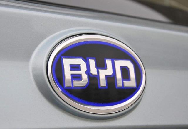 【家有汽车】比亚迪换车标？网友：赛过奔驰宝马