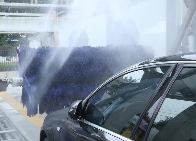 #汽车教练#别被套路坑了！加油站免费洗车，伤了车漆才知道心疼……