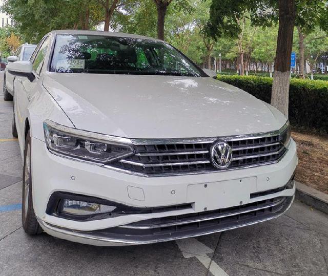 言车无忌@新款迈腾实车曝光，外观小改，车尾车标下面带字母了