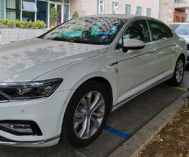 言车无忌@新款迈腾实车曝光，外观小改，车尾车标下面带字母了