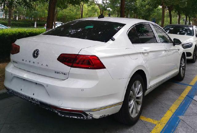 言车无忌@新款迈腾实车曝光，外观小改，车尾车标下面带字母了