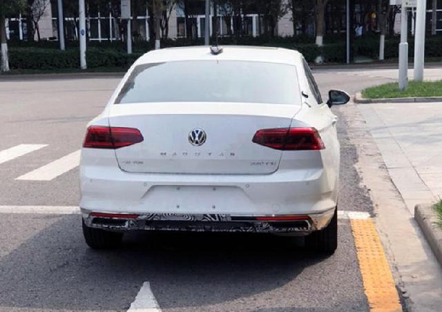 言车无忌@新款迈腾实车曝光，外观小改，车尾车标下面带字母了