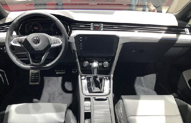 言车无忌@新款迈腾实车曝光，外观小改，车尾车标下面带字母了