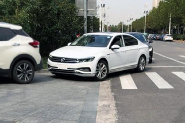 言车无忌@新款迈腾实车曝光，外观小改，车尾车标下面带字母了