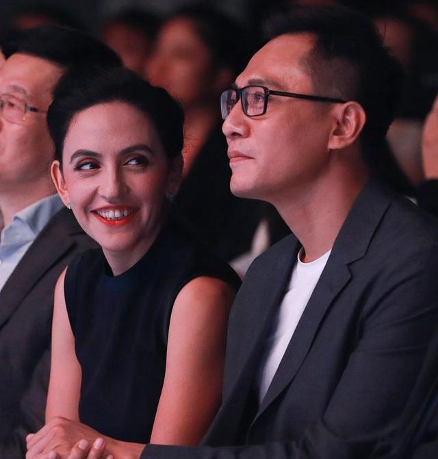刘烨携妻参加活动，40岁安娜藏蓝礼服气质绝佳，全程迷妹脸看丈夫
