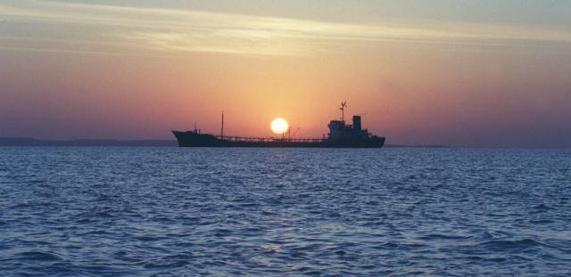 红海传来一声巨响，伊朗油轮被两枚导弹击中后爆炸，俄：闯下大祸