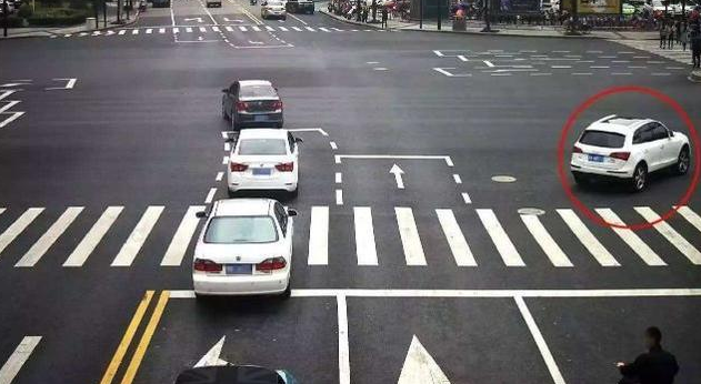 影视扒扒看■红灯允许右转，为啥还是扣6分？交警：不注意这些，3本驾照不够扣