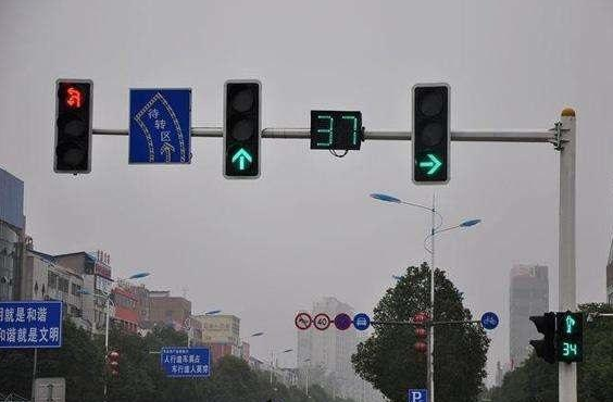 影视扒扒看■红灯允许右转，为啥还是扣6分？交警：不注意这些，3本驾照不够扣