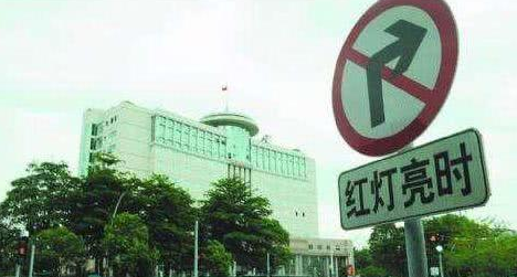 影视扒扒看■红灯允许右转，为啥还是扣6分？交警：不注意这些，3本驾照不够扣