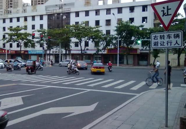 影视扒扒看■红灯允许右转，为啥还是扣6分？交警：不注意这些，3本驾照不够扣