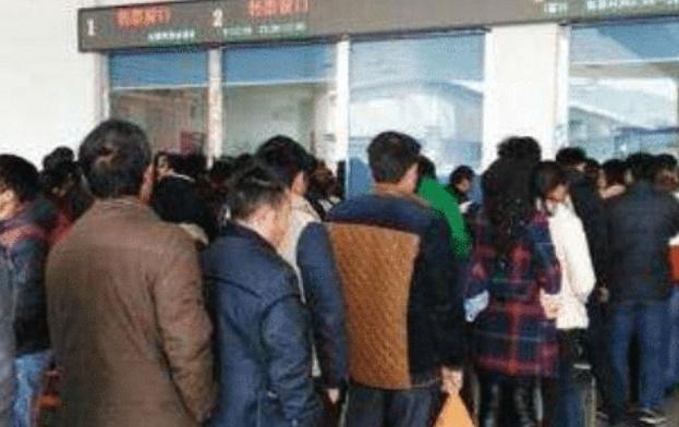 「奶爸聊欢迎」女儿结婚五年，始终不见回来，父亲坐车看去望，一下火车泪崩