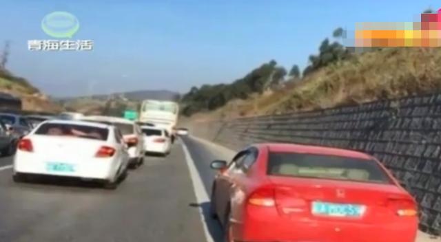 #青海生活百姓1时间#男子高速车胎故障，在应急车道换胎后被扣6分，只因忽略了警示牌