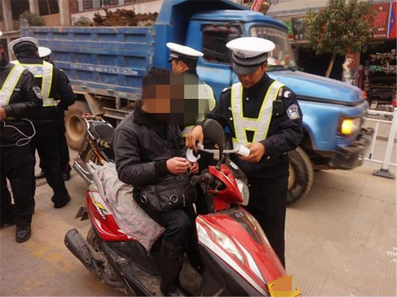 「开着夏利的车」C1和D1驾照合二为一，分数却还是12分？车主：我还是乖乖开车吧！