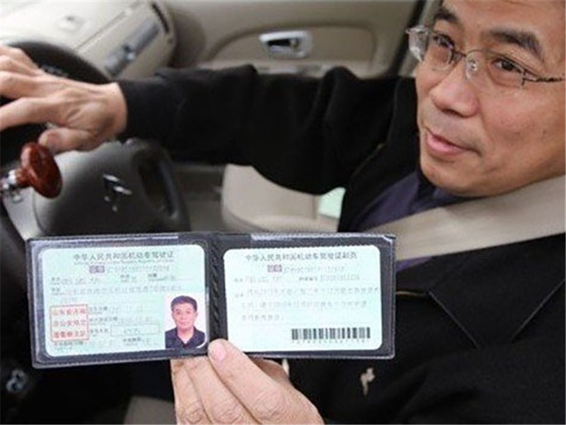 「开着夏利的车」C1和D1驾照合二为一，分数却还是12分？车主：我还是乖乖开车吧！