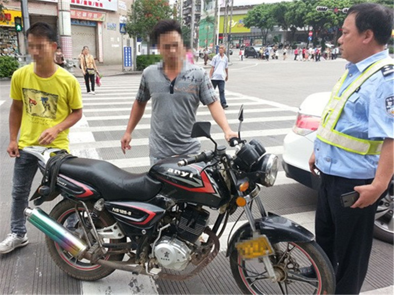 [开着夏利的车]开车带驾照就万事大吉？交警：别掉以轻心，这3种情况也算无证驾