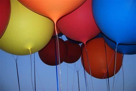 大马男用打火机烧氦气球绳意外点燃气球，16人炸伤最小者4岁