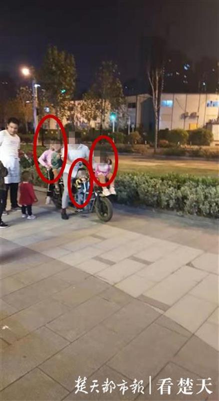 心真大！男子骑电动车带5个小孩上街