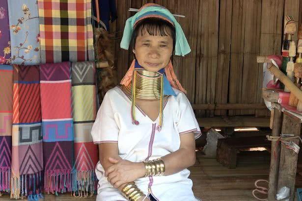 缅甸长颈族从儿时起戴20斤铜颈环“看起来像龙”，网友：太多数量会窒息吧