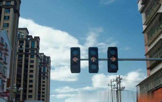 [驾考宝典]路口红灯右转被扣了12分？很多新手司机都中招了……