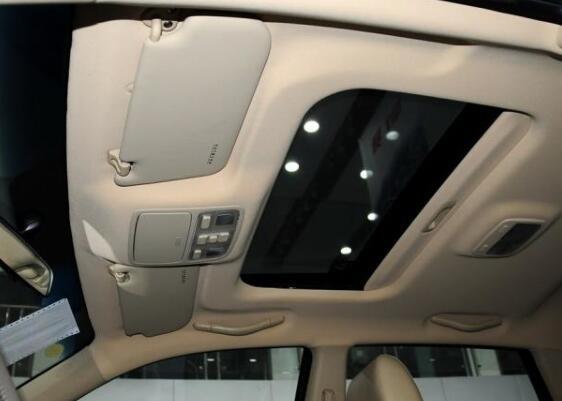 【自主汽车网】买车带天窗和没天窗差距多大？老司机直言：秋天到了你就知道了