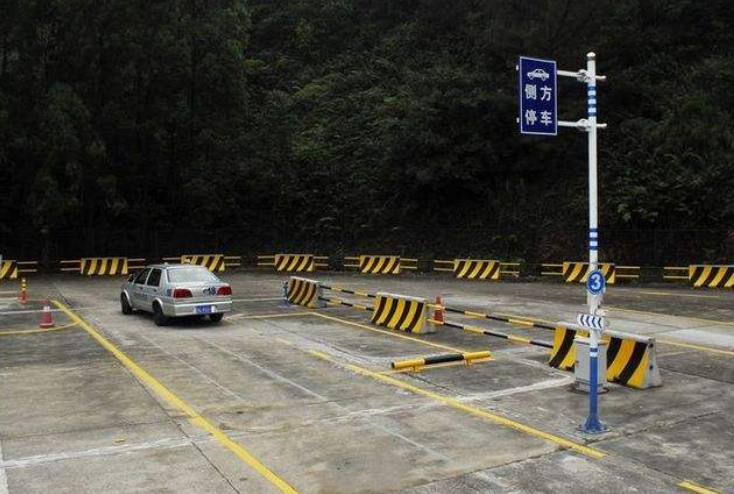 「娱乐happy一片天」新手最害怕“侧方停车”？不用愁，教你一把成功的秘诀！速看