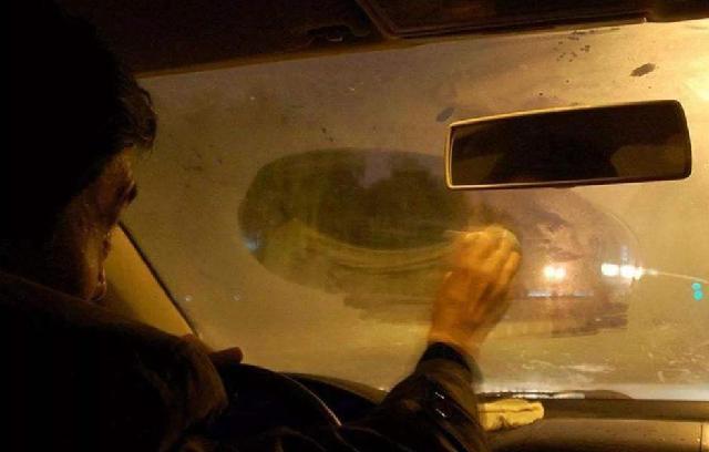 [谈车甲乙丙]天冷开车，车窗全是雾气？别急着开除雾键，用这方法省油还管用