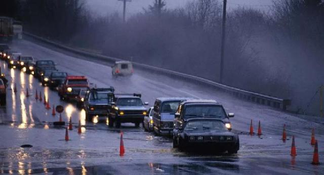 [谈车甲乙丙]天冷开车，车窗全是雾气？别急着开除雾键，用这方法省油还管用