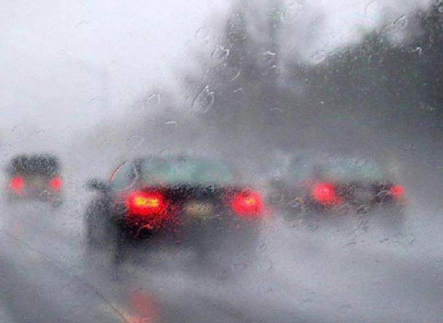 [谈车甲乙丙]天冷开车，车窗全是雾气？别急着开除雾键，用这方法省油还管用