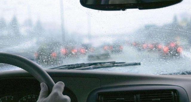 [谈车甲乙丙]天冷开车，车窗全是雾气？别急着开除雾键，用这方法省油还管用
