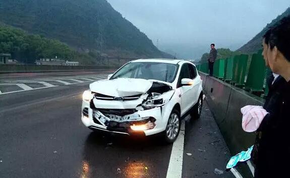 【盐山发布】刹车失灵怎么办？不用慌张，你的车上至少有两套备用刹车