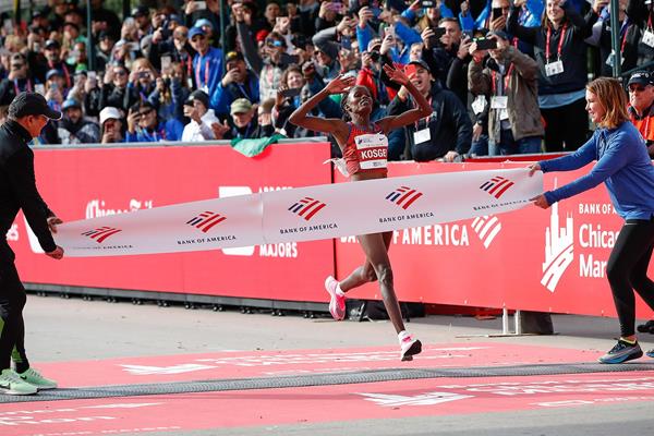 2小时14分4秒 肯尼亚选手打破女子马拉松世界纪录
