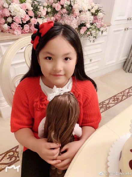 李湘女儿王诗龄10岁生日照，网友：没有婴儿肥，就是李湘少女版