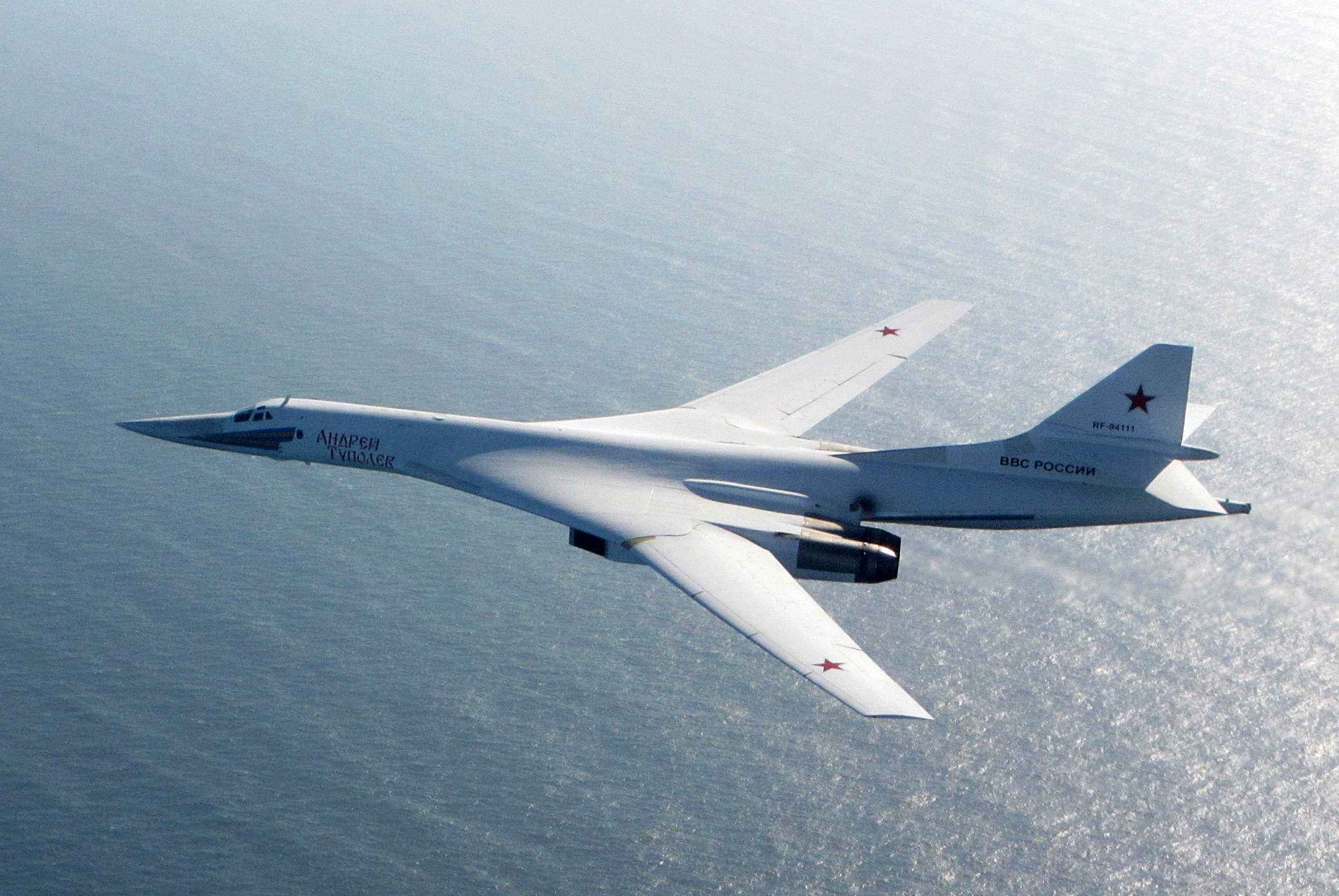 俄罗斯主力轰炸机，服役47年的“老将”图-22，高雅“白天鹅”