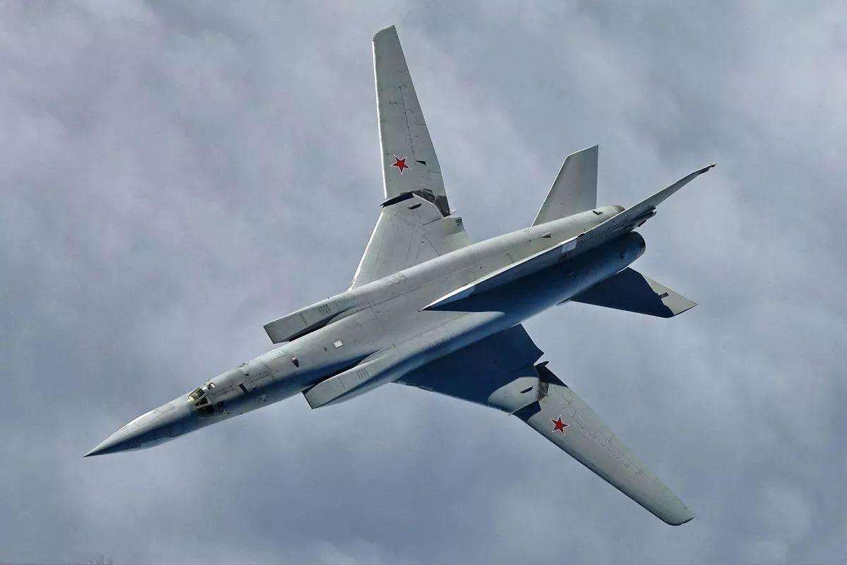 俄罗斯主力轰炸机，服役47年的“老将”图-22，高雅“白天鹅”