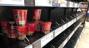 台风天..人的“倔强”：超市被抢空 只剩下韩国方便面
