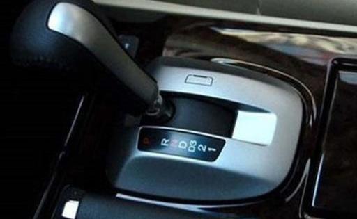 藏车坊：自动挡汽车停车时，要按下面的顺序来，不然会把变速箱毁掉的