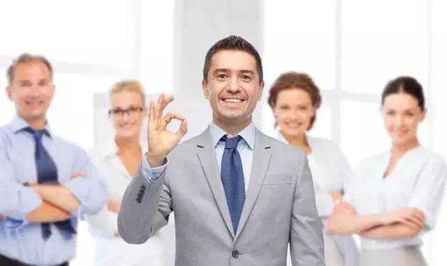 【职场心理人际学】老板请客忘带钱，小伙主动结账，月底看到工资时，以为自己看错了