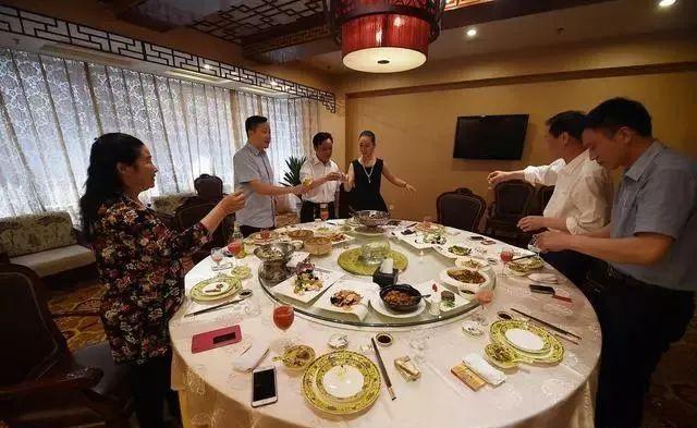 【职场心理人际学】老板请客忘带钱，小伙主动结账，月底看到工资时，以为自己看错了